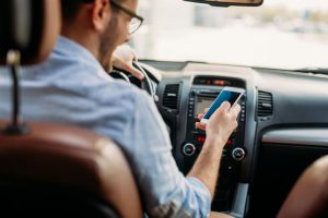 Quais são as infrações dirigir o carro com celular nas mãos?